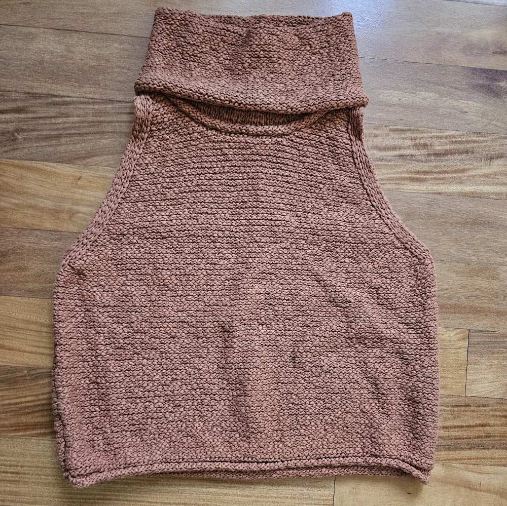 Knitted tank top with turtle neck
